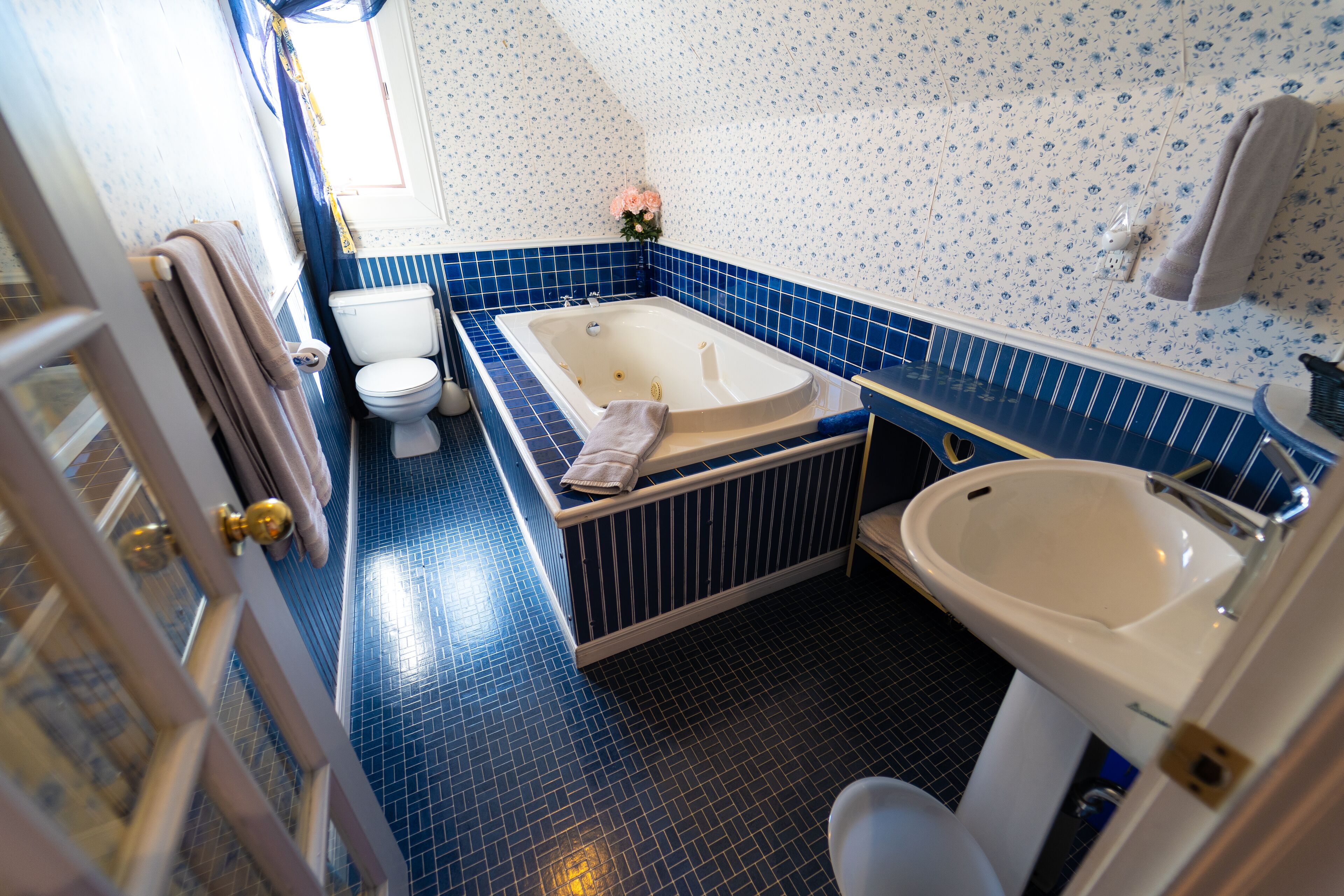 Une salle de bain avec une baignoire, des toilettes et un lavabo.