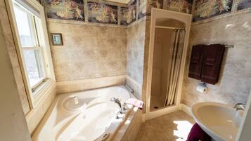 Suite | Badkamer | Gratis toiletartikelen, een haardroger, handdoeken