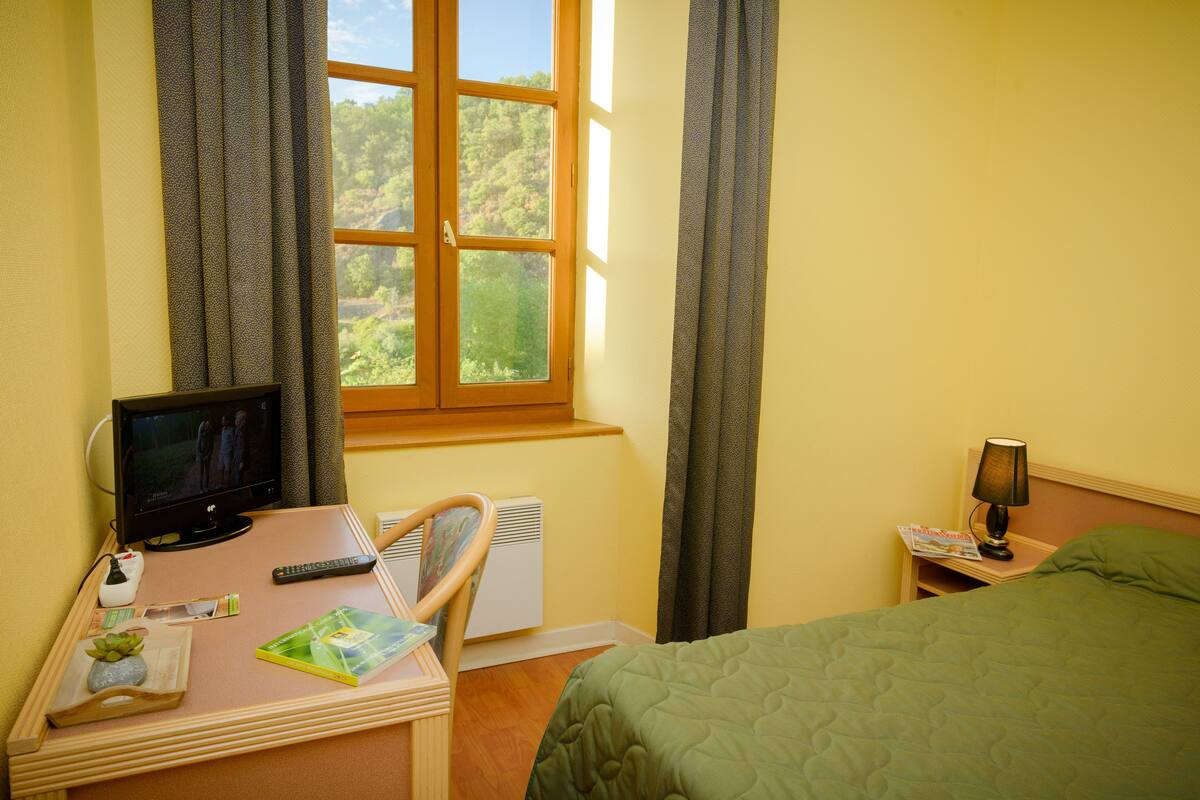 Standard Room, 2 Twin Beds | Premium bedding, desk, cribs (free), rollaway beds (surcharge)