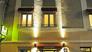 A hotel with a classic facade, multiple windows, and a visible entrance. - Le Continental (Chateauroux)