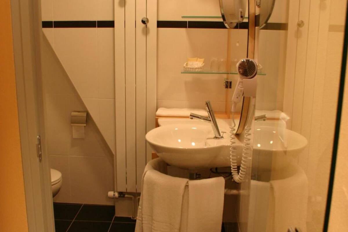 free toiletries, hair dryer