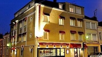 Facciata della struttura - sera/notte