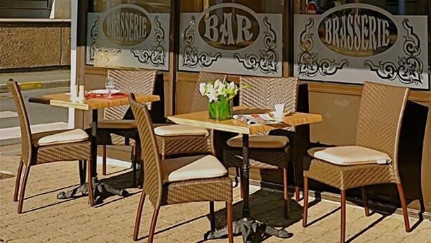 A restaurant named "ERIE LE CONTINENTAL" with outdoor seating and a signboard. - Le Continental (Chateauroux)