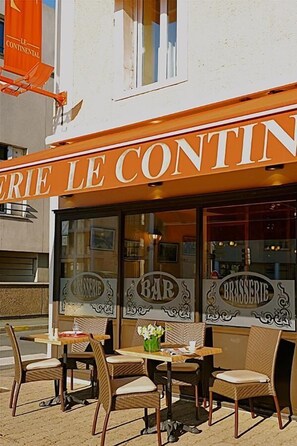A restaurant named "ERIE LE CONTINENTAL" with outdoor seating and a signboard. - Le Continental (Chateauroux)