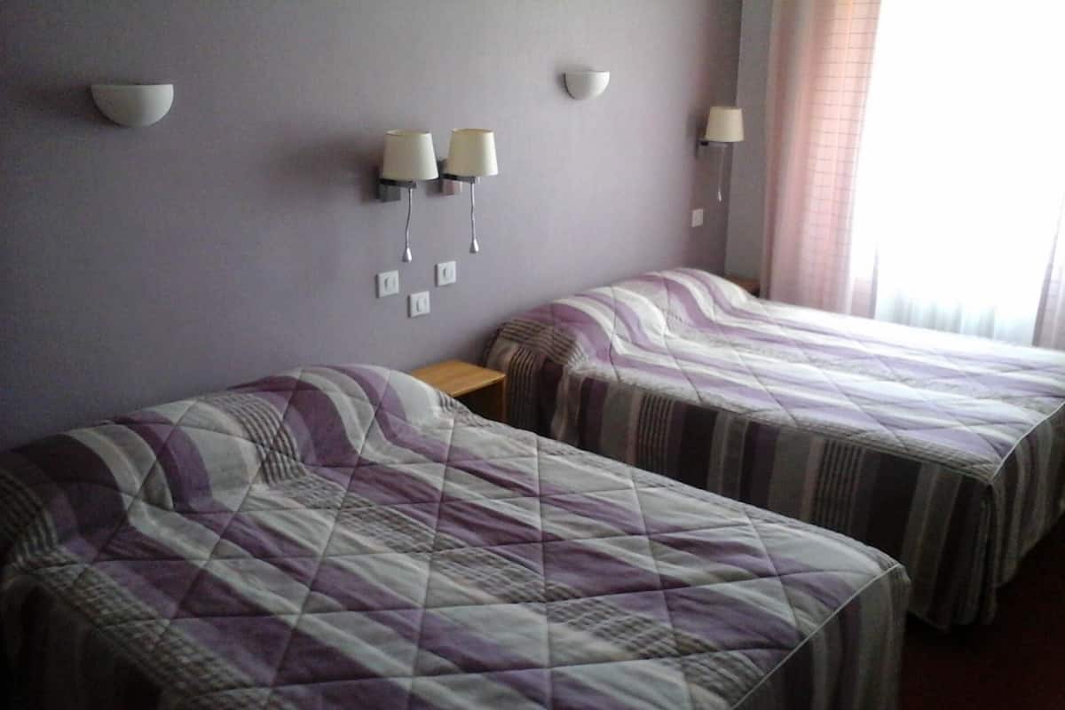 Family Room | Desk, free WiFi