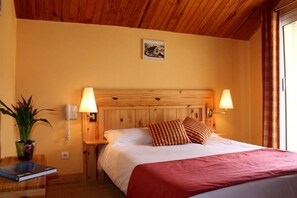 Escritorio, cunas gratuitas, camas extra y wifi gratis