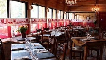 2 restaurants servant le petit déjeuner, spécialités Cuisine française
