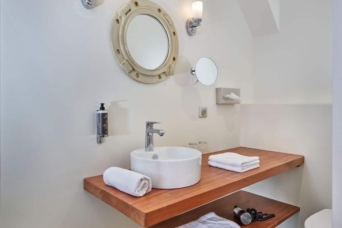 free toiletries, towels