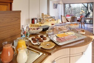 Daily buffet breakfast (EUR 14.90 per person)