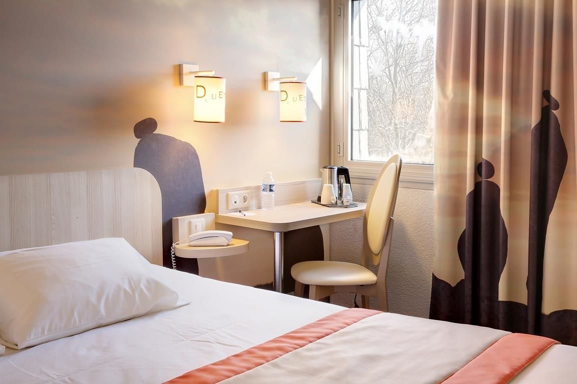 เครื่องนอนระดับพรีเมียม, ตู้นิรภัยในห้องพัก, โต๊ะทำงาน, ห้องเก็บเสียง