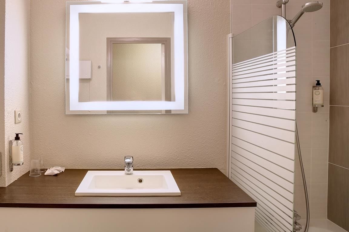 comfort room, 1 queen bed, non smoking (twin bed on request) | bathroom | free toiletries, hair dryer, towels