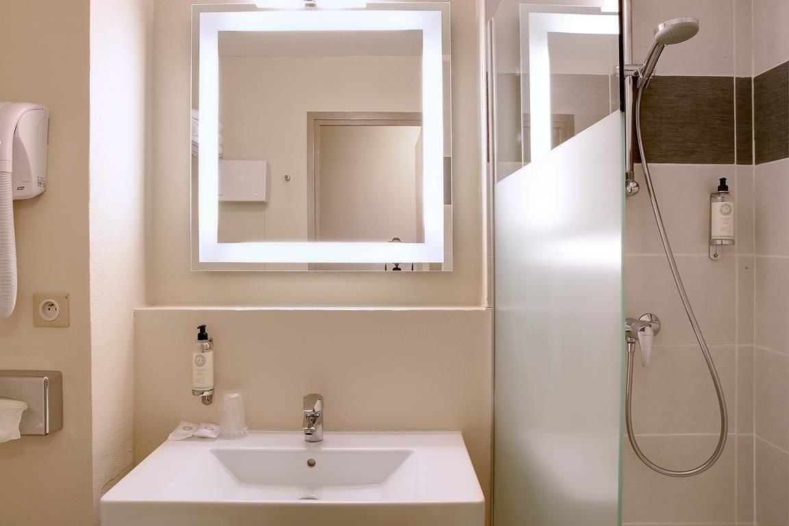 comfort room, 1 queen bed, non smoking (twin bed on request) | bathroom | free toiletries, hair dryer, towels