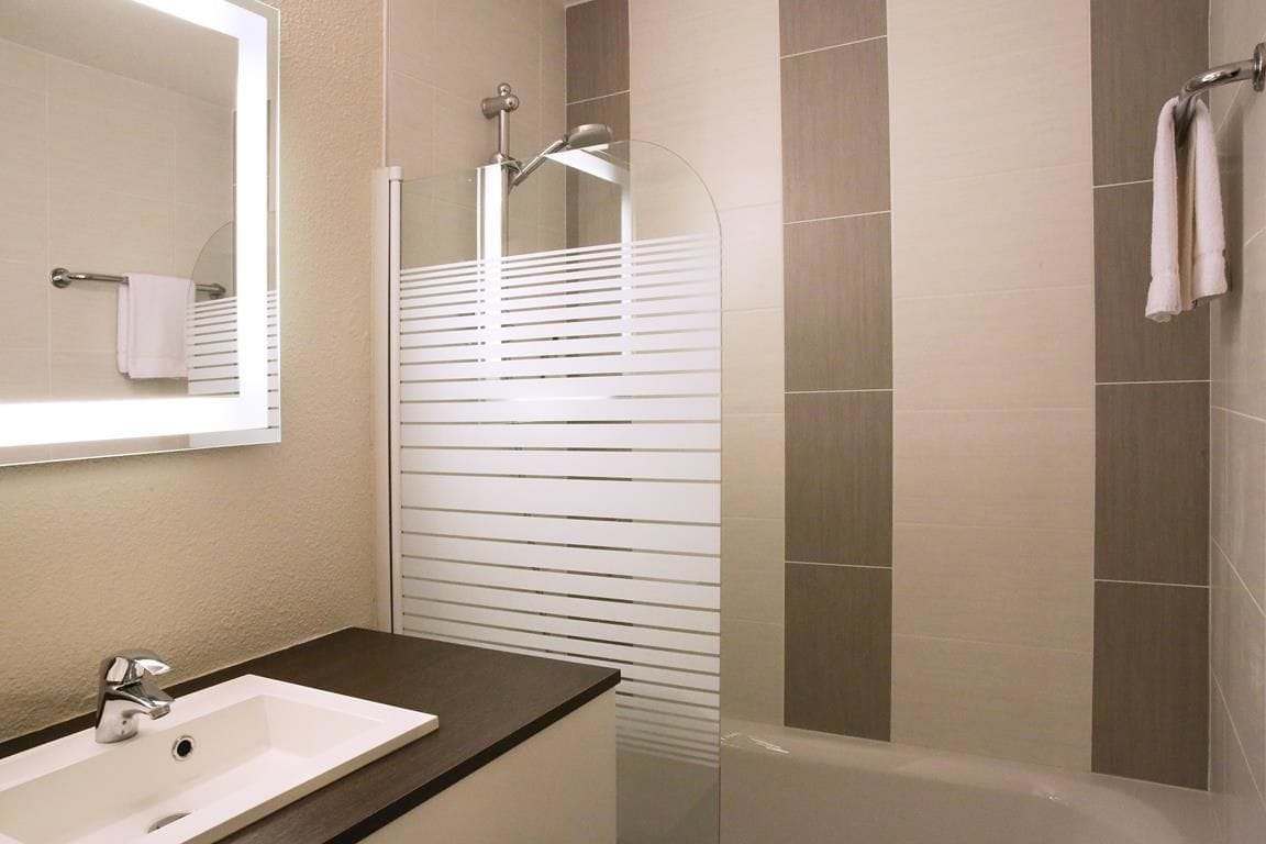 comfort room, 1 queen bed, non smoking (twin bed on request) | bathroom | free toiletries, hair dryer, towels