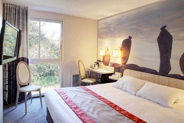 A hotel room with a bed, a desk, a chair, a television, and a large window. - Best Western Auray Le Loch (Auray)
