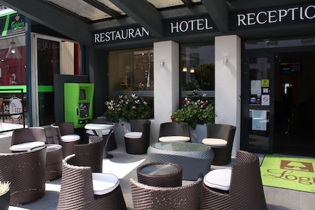 Breakfast, lunch, dinner served; French cuisine