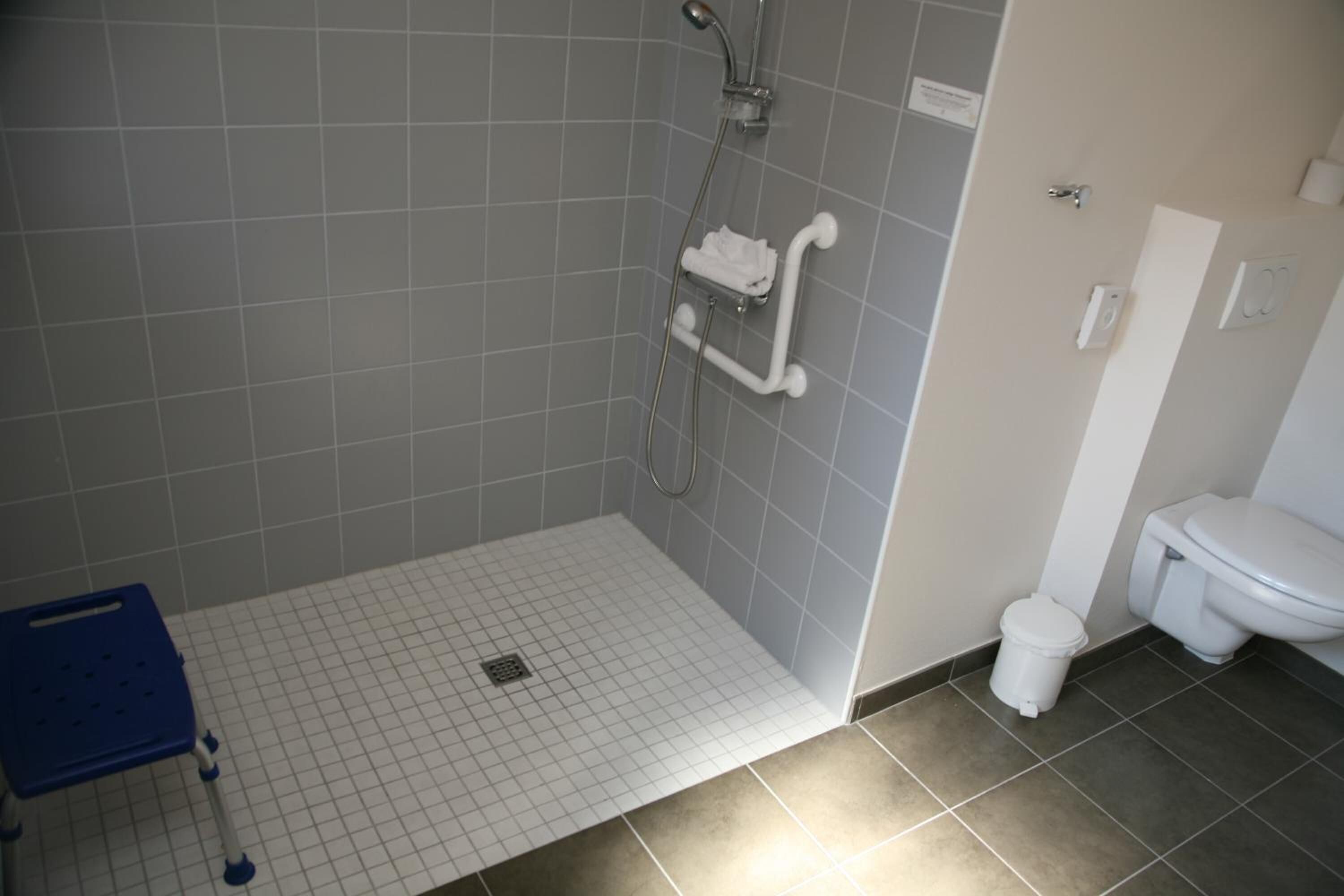 shower, free toiletries, hair dryer