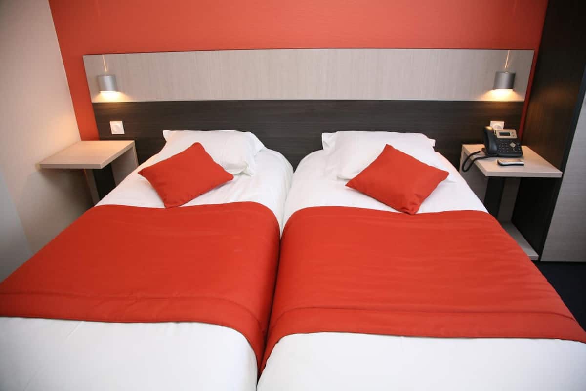 desk, soundproofing, free wifi, wheelchair access