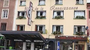 Un hotel con un letrero que dice "Hotel de la Renaissance" y un letrero de "RESTAURANT" debajo.