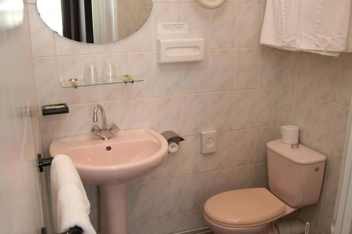 shower, free toiletries, hair dryer