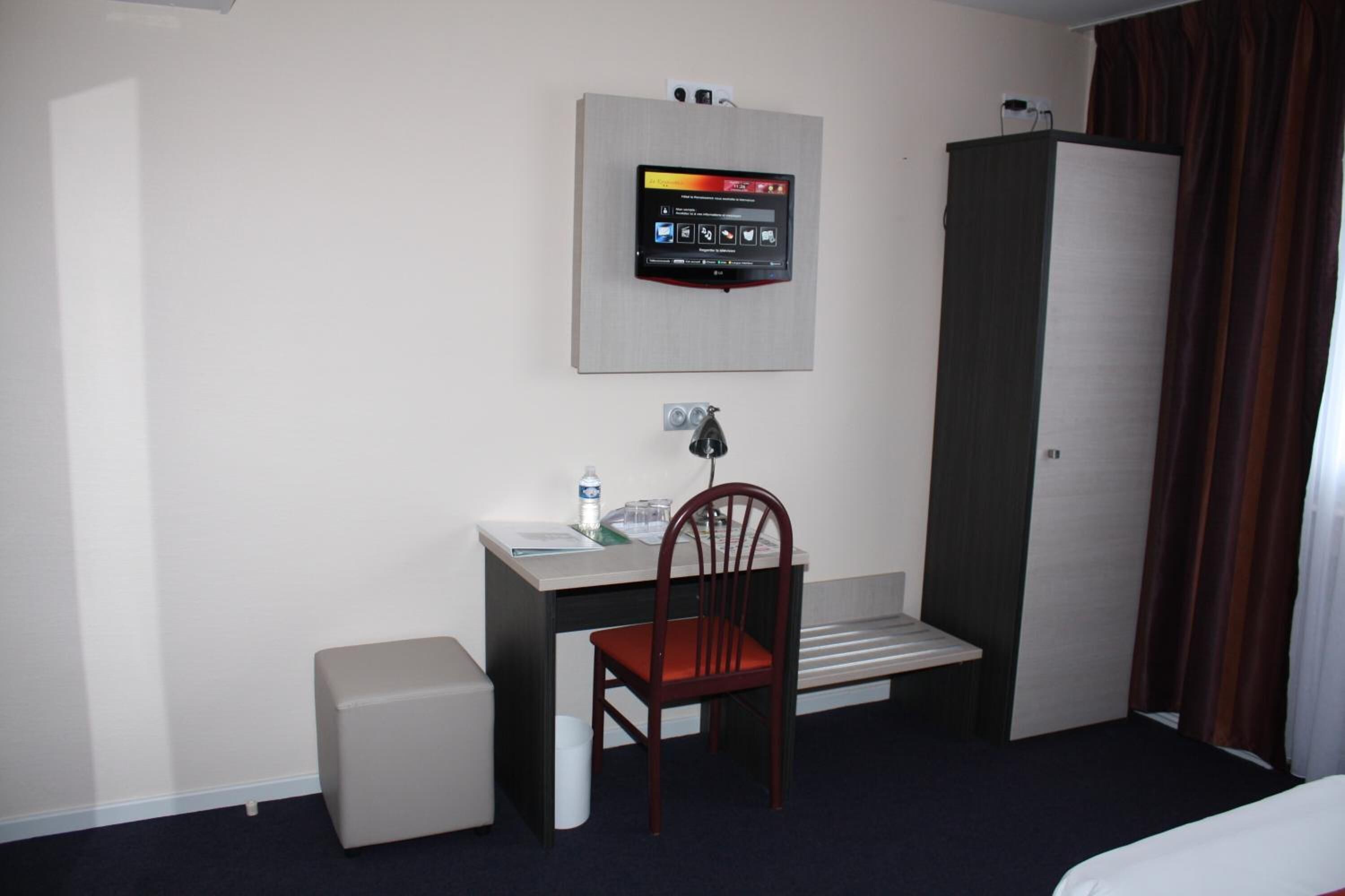 desk, soundproofing, free wifi, wheelchair access
