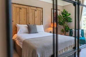 Luxe beddengoed, pillowtop-bedden, een bureau, een laptopwerkplek