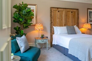 Premium bedding, pillowtop beds, desk, laptop workspace - The Pavilion Arms (Bournemouth)