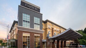 Fairfield by Marriott -hotelli, jossa on moderni tiiliverhous, suuret ikkunat ja katettu sisäänkäynti.