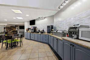 Restaurant - SureStay Plus Hotel by Best Western Lubbock Medical Center (Lubbock)