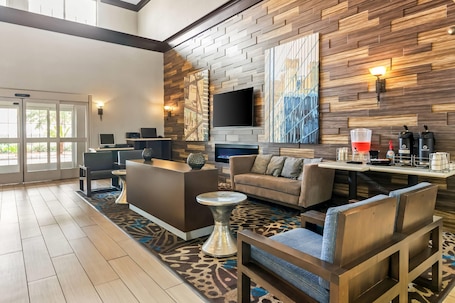 Lobby. La Quinta Inn & Suites by Wyndham Houston Energy Corridor