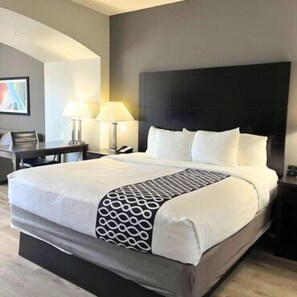 Room, 1 King Bed, Accessible, Non Smoking (Mobility,Hearing,Tub w/Grab Bars) | Premium bedding, down duvets, pillow-top beds, in-room safe - La Quinta Inn & Suites by Wyndham Houston Energy Corridor (Houston)