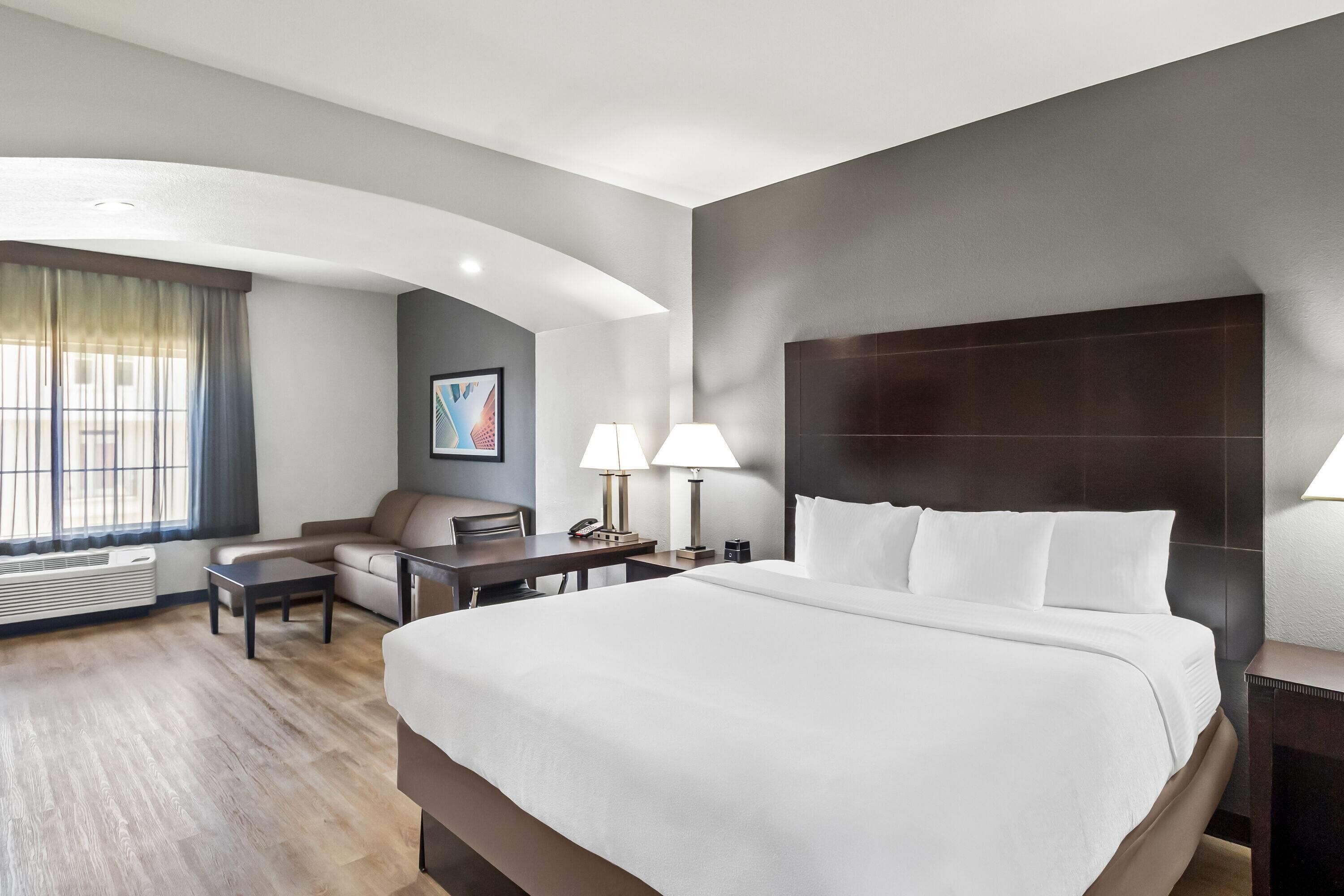 Deluxe Room, 1 King Bed, Non Smoking (Deluxe Executive Room) | Premium bedding, down comforters, pillowtop beds, in-room safe