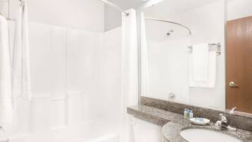 Duschwanne, Haartrockner, Handtücher