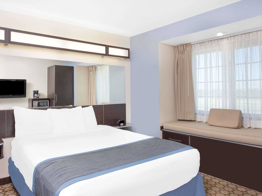 Safe på rommet, skrivebord, lydisolert og strykejern/-brett