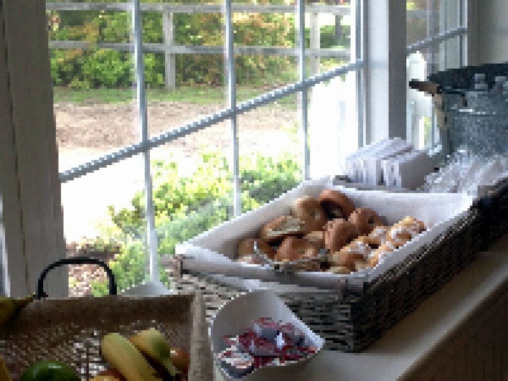 Un bufé de desayuno con pan, bollería y frutas.