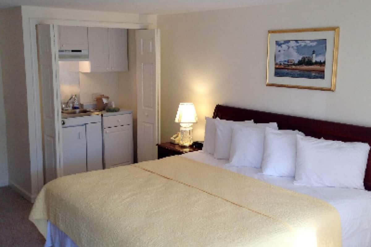 1 bedroom, free WiFi, bed sheets, alarm clocks