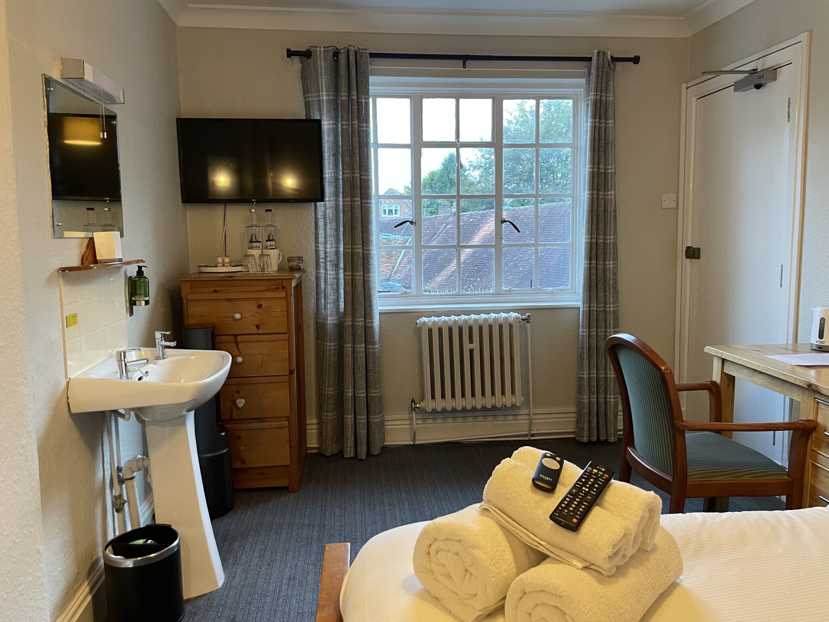 Habitación Confort doble, baño privado, vistas al patio (2nd Floor) | Tabla de planchar con plancha y ropa de cama