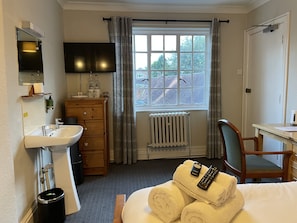 مكواة/لوح كي وملاءات أسرّة