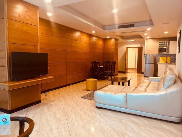 Minibar, cassaforte in camera, una scrivania, postazione laptop