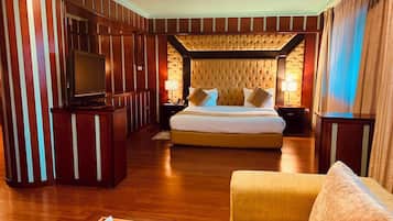 1 chambre, minibar, coffres-forts dans les chambres, bureau