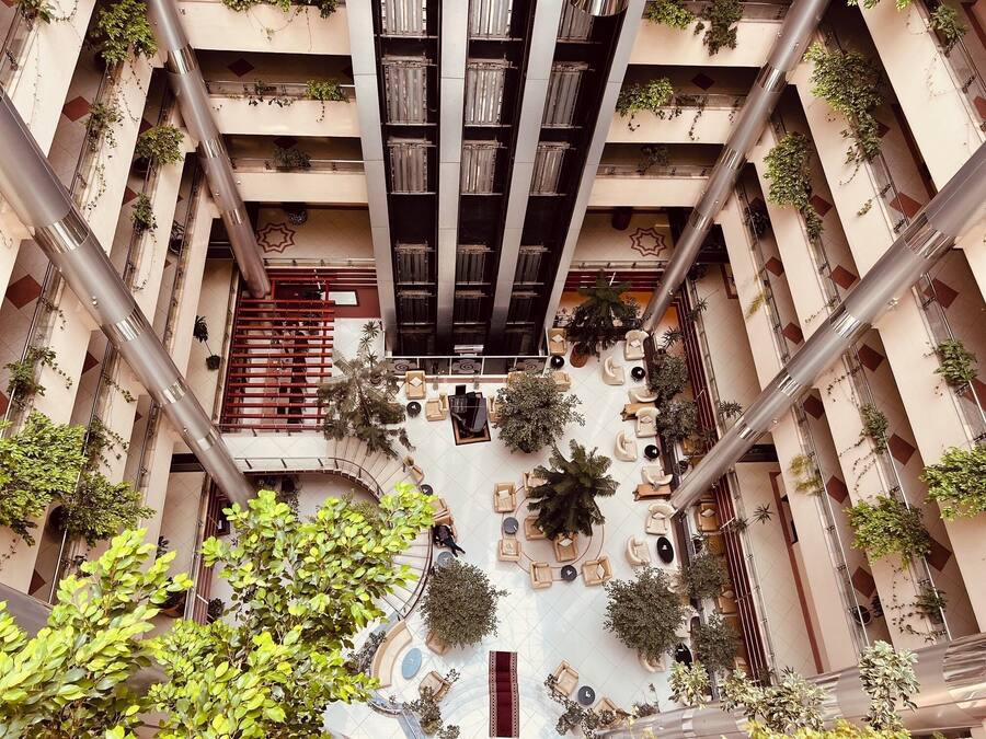 5 bares/lounges, bar na cobertura, bar de esportes