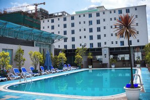 5 bars/lounges, rooftop bar, sports bar