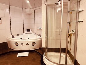 Executive Suite, 1 King Bed | Bathroom | Bathtub, free toiletries, bathrobes, slippers
