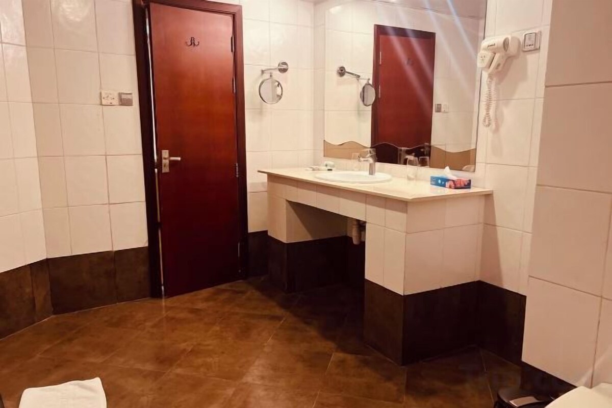 Salle de bain | Baignoire, articles de toilette (gratuits), peignoirs, pantoufles
