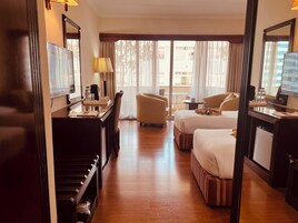 Minibar, caja de seguridad en la habitación y escritorio 