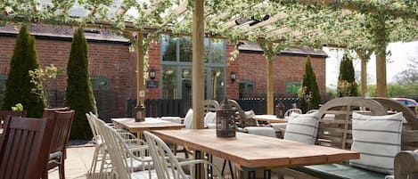 Melayani sarapan, makan siang, makan malam; sajian masakan lokal