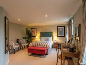 Schreibtisch, laptopgeeigneter Arbeitsplatz, schallisolierte Zimmer