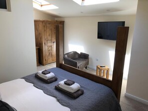 Free WiFi, bed sheets - The Whalebone Arch (Whitby)