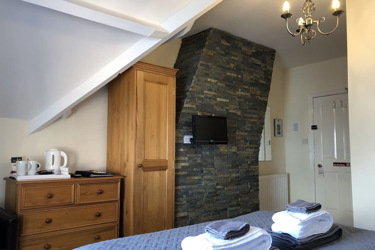 3-Small King 2nd Floor | Free WiFi, bed sheets