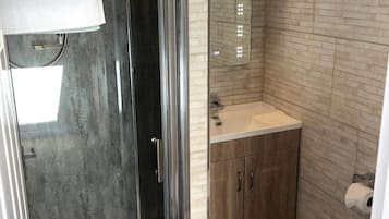8 - King, Four Poster, Ground Floor | Kylpyhuone | Suihku, pyyhkeet
