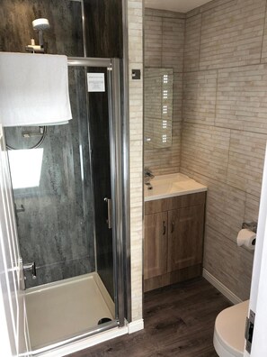 8 - King, Four Poster, Ground Floor | Badezimmer | Dusche, Handtücher